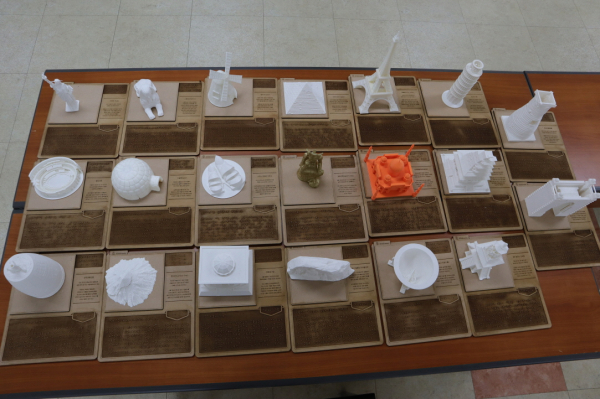 기증된 20점의 3D 프린터 교육자료