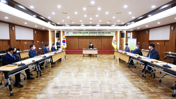 맹정호 서산시장이 지난 23일 시청 중회의실에서 서산시지역소음대책 심의위원회 위원 회의를 주재하는 모습