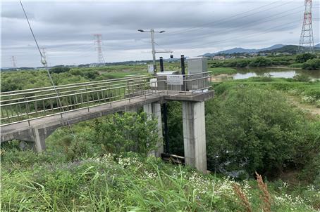 수문조작반 및 CCTV 설치 수문 사진