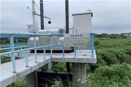 수문조작반 및 CCTV 설치 수문 사진