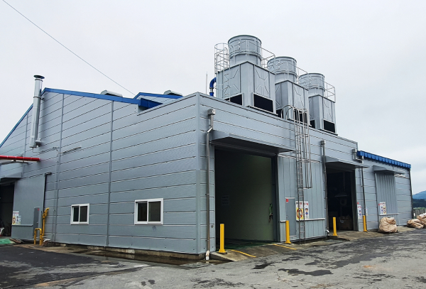 군 환경관리센터 내 음식물 건조 사료화 시설 모습.