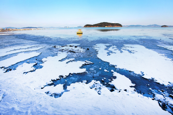 충남 서산시 지곡면 중왕리 가로림만 일대가 27일 계속되는 강추위로 얼어붙었다.