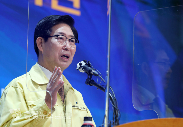 양승조 충남지사가 27일 도청 대회의실에서 송년기자회견을 하고 있다.