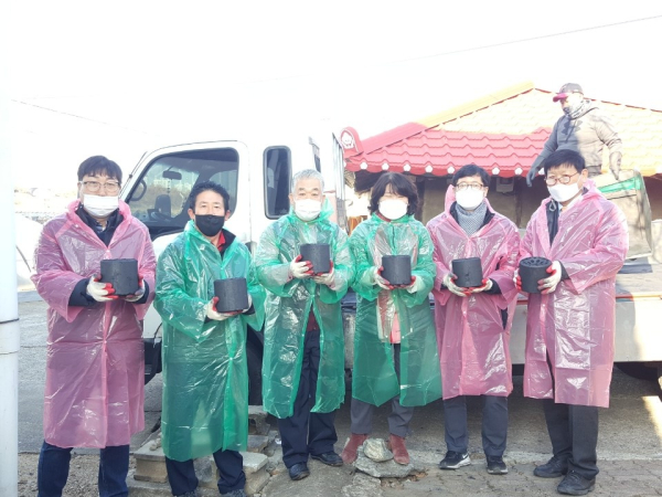 지난해 천기협 회원들의 연탄나눔봉사 기념사진