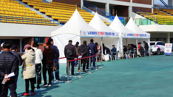 지난 3월 서산종합운동장에서 노후경유차 조기폐차 지원사업 신청을 접수하는 모습