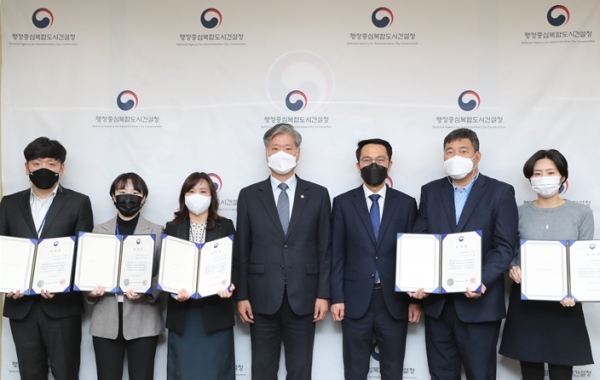 (적극행정 우수공무원) : 좌측부터 이준용 사무관(최우수상), 박단비 주무관(우수상), 송지현 연구사(우수상), 박무익 청장, 문성요 차장, 박현욱 사무관(장려상), 윤신애 주무관(장려상)