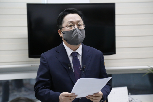 이장우 전 국회의원이 지난 22일 대전시의회에서 시장 출마를 선언하고 있다.