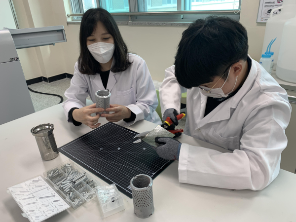 제42회 전국학생과학발명품경진대회에서 대통령상을 수상한 다정고등학교 (오른쪽)송민준 학생, 제42회 전국학생과학발명품경진대회 학생작품지도논문연구대회에서 특상을 수상한 (왼쪽)장정희 교사