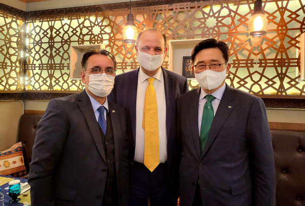 현장 사진  * 한국농수산식품유통공사 김춘진 사장(우측), 하짐 파흐미 주한이집트대사(가운데), 유스프 샤리프조다 주한 타지키스탄대사(좌측)