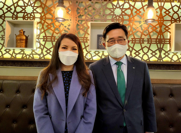 현장 사진  * 한국농수산식품유통공사 김춘진 사장(우측), 찌룽 보톰랑세이 주한 캄보디아대사(좌측)