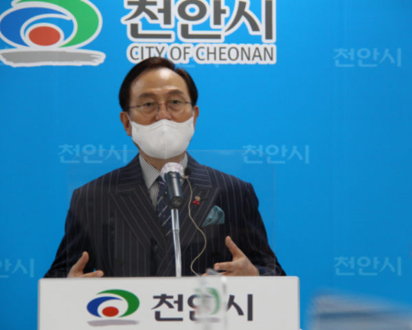 '천안형 환승할인제' 기자회견을 하는 박상돈 천안시장