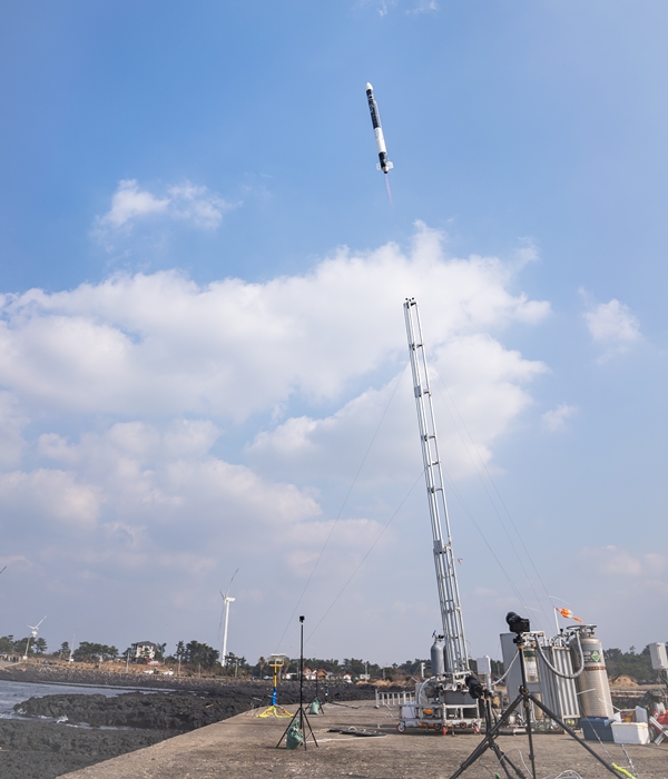 KAIST 개교 50주년 기념로켓 발사 모습