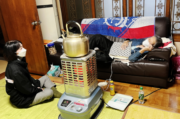 지난 1월 통합사례관리사가 한 어르신댁을 방문해 상담하는 모습