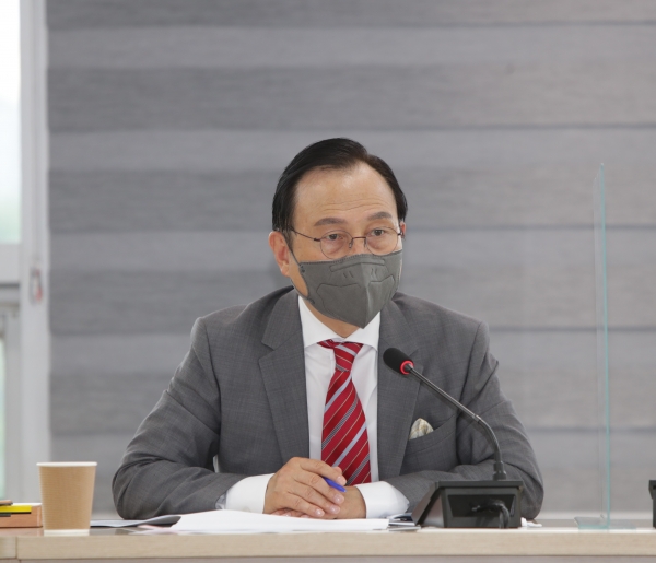 박상돈 천안시장이 1일 직원과의 회의에서 전 직원들에게 고령층 추가접종 마무리와 방역사각지대를 발굴 및 점검하는 데 총력을 기울여달라고 당부하고 있다.