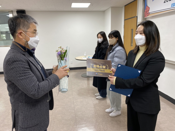 한밭대학교 학생상담센터 ‘상담참여 공모전 시상식’에서 박정호 학생상담센터장(왼쪽)이 최우수상과 우수상 수상 학생들에게 시상하고 있다.