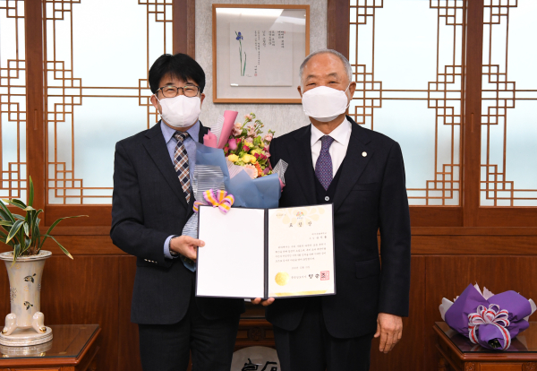 백석문화대 윤석률 직원, 충청남도지사 표창 수상 모습