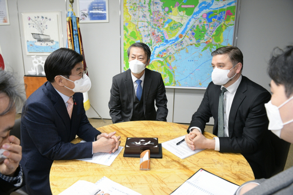 (사진왼쪽부터)이춘희 세종시장, 이용일 세종시 국제관계대사, 스텐 슈베데 주한 에스토니아 대사