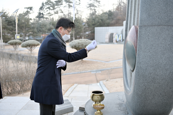 김정섭 시장이 공주보훈공원을 찾아 순국선열을 기리는 분향 모습