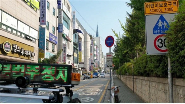 초등학교 주변 어린이 보호구역에서 불법 주·정차 단속 중인 모습