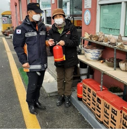 세종시 조치원소방서는 주유소 보유 공지에서 발생한 차량 화재 진화를 위해 자신의 소화기를 사용한 박성연씨에게 새 소화기를 전달했다.