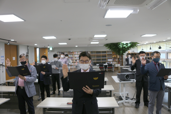 한국효문화진흥원 임직원이 반부패 청렴 실천서약을 하고있다.