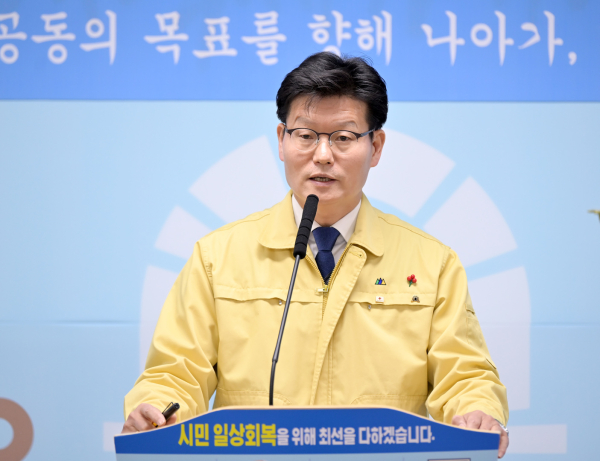 1월 5일 제160차 정례브리핑을 진행하고 있는 김정섭 시장