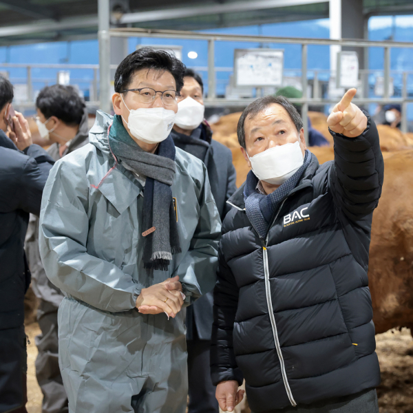김정섭 시장, 가축시장 현장 방문 모습