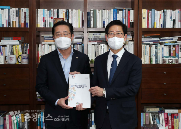 양승조 충남지사가 5일 국회를 방문 이태규 국민의힘 촐괄선대본부장을 만나고 있다.