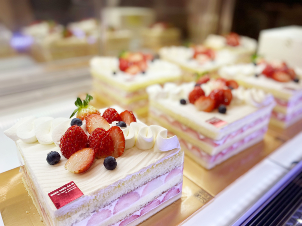 천안의 한 제과점이 선보인 지역 친환경 딸기를 사용한 케이크