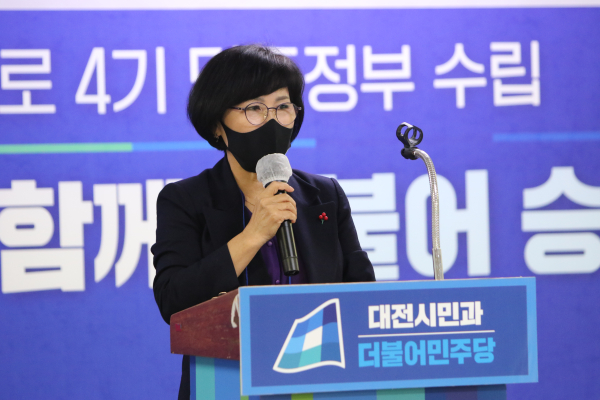 김인식 대전시의회 의원이 6일 민주당 대전시당에서 열린 이재명 후보 직속 외교특보단의 ‘글로벌 시대, 찾아가는 JM의 청년외교상담소’ 충청권 행사에서 이재명 후보의 축사를 대독하고 있다.