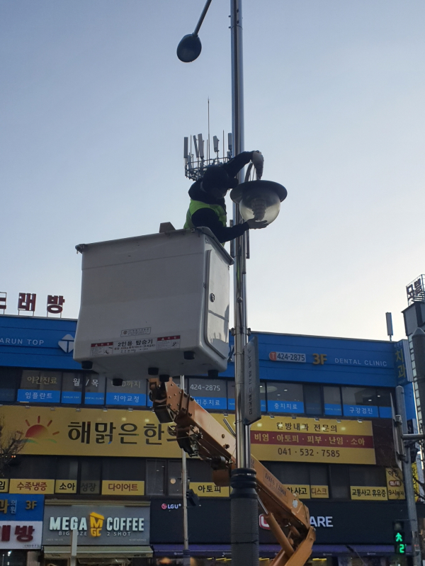 가로 보안등 점검 장면