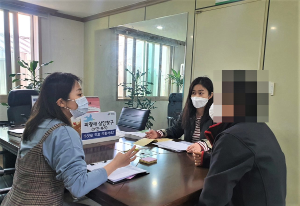 천안시 광덕면 행정복지센터 직원들이 복지상담을 하고 있다