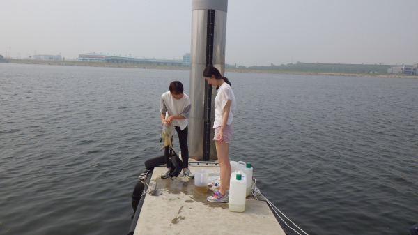 현장실습 중 한남대학생들이 수자원공사 연구진과 아래뱃길에서 샘플을 채취하고 있다.