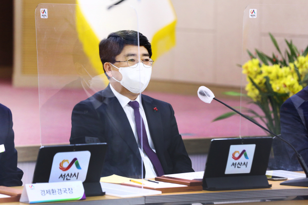 맹정호 서산시장이 10일 시청 대회의실에서 열린 확대간부회의를 주재하는 모습