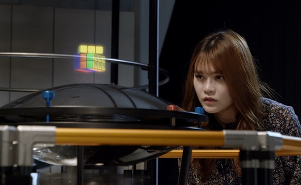 ETRI 연구진이 360도 테이블탑 홀로그램 기술을 시연하는 모습 / ETRI 제공