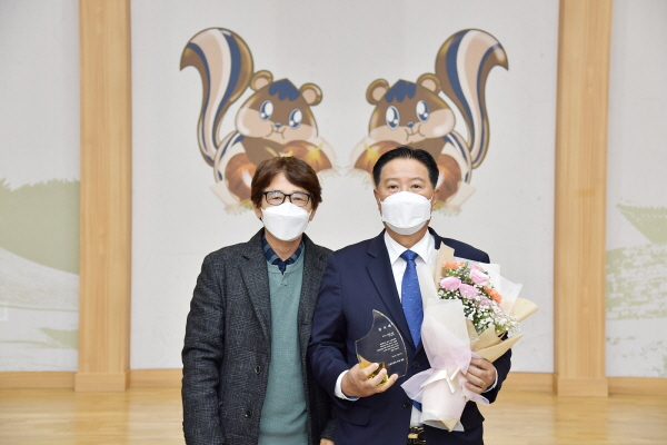 이종운 의장 감사패 전달 모습