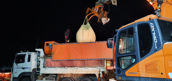 염화칼슘 적재 장면