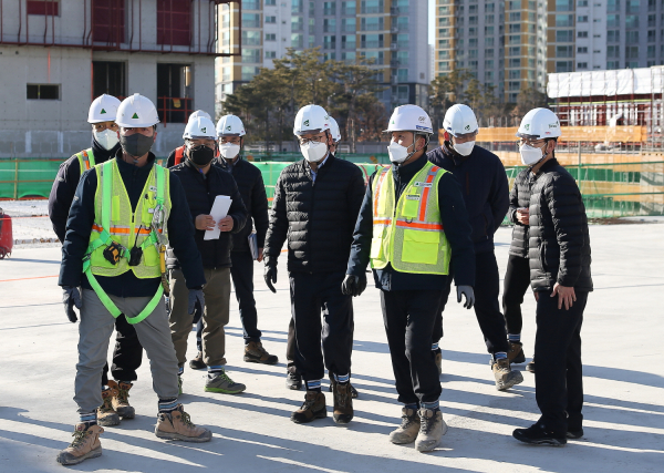 김재혁 도시공사 사장이 갑천1BL아파트 현장에서 안전관련 보고를 받고 있다.