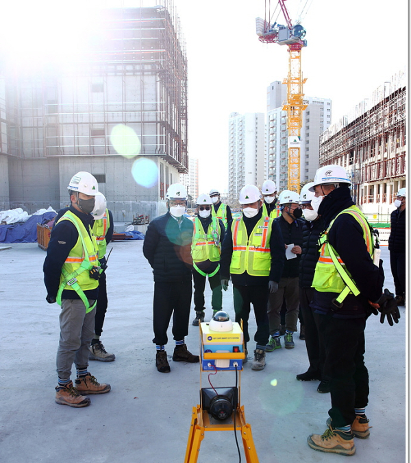 김재혁 도시공사 사장이 갑천1BL아파트 현장에서 안전관련 보고를 받고 있다.