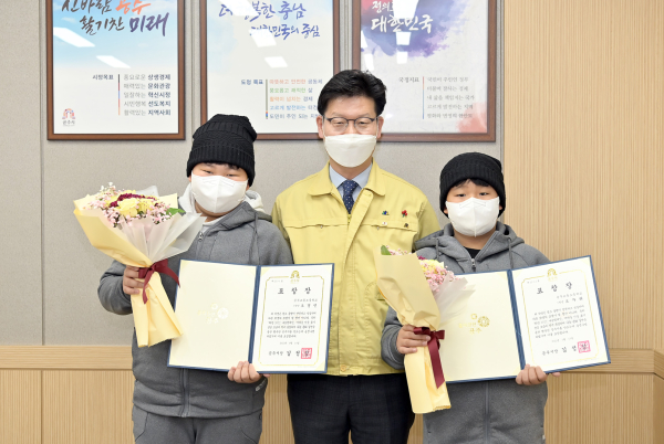 선행 초등학생 표창패 수여 사진