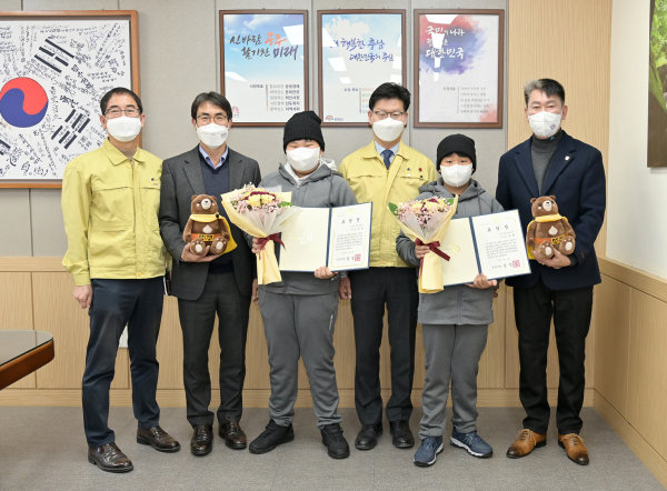 선행 초등학생 표창패 수여 사진