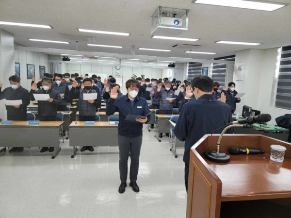 최원일 호남본부장과 직원들이 13일 본부 교육장에서 ‘2022년 안전・청렴 결의대회’ 를 진행하고있다.