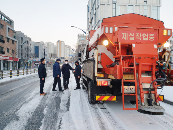 맹정호 서산시장이 13일 새벽 호수공원 제설작업을 점검하는 모습
