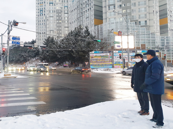 맹정호 서산시장이 13일 새벽 호수공원 제설작업을 점검하는 모습