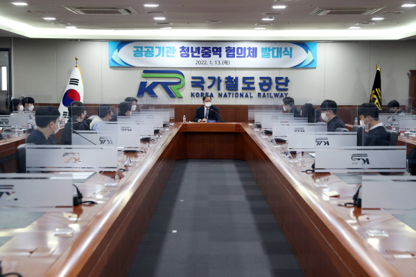 성영석 기획본부장(사진 가운데)과 관계자들이 13일 공단 본사 회의실에서 '청년이사연합회' 발대식을 갖고 기념촬영 모습