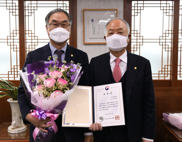 왼쪽부터 나성식 교수, 장택현 대학혁신위원장