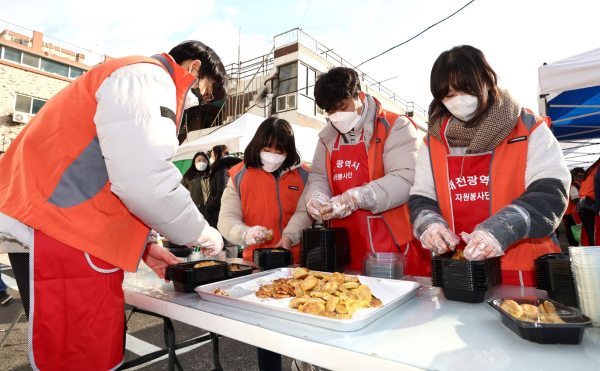한국타이어 신입사원 100여명이 밑반찬 조리 봉사활동에 나선 모습