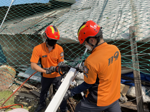 생활안전 활동 장면(펜스 절단)