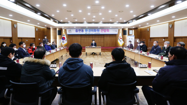 맹정호 서산시장이 지난 18일 시청 중회의실에서 읍면동 환경미화원들과 간담회 후 기념촬영하는 모습