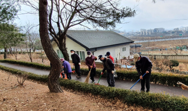 노인일자리 - 공익형(공공시설봉사-낙엽쓸기)